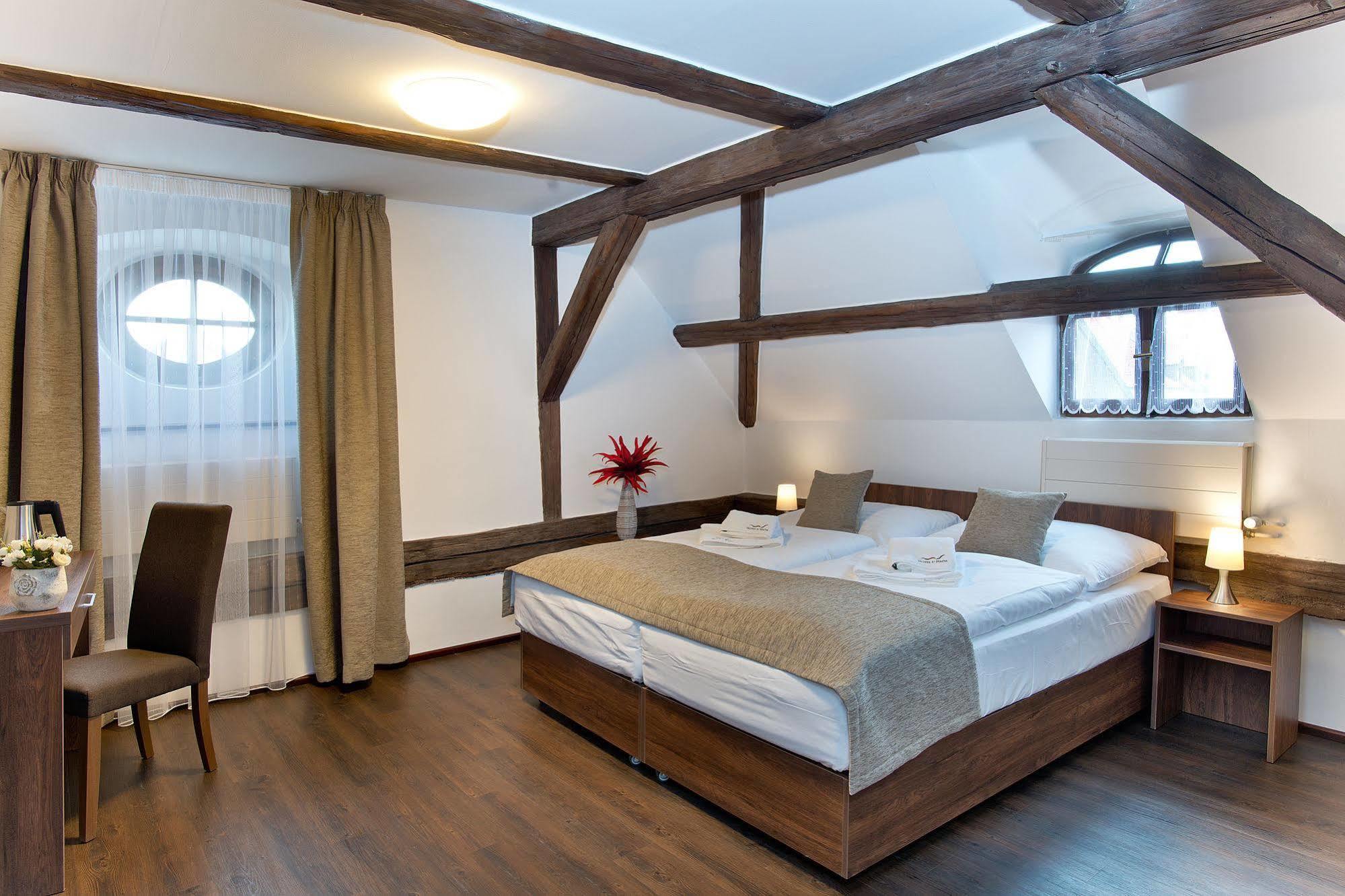 Hotel U Hada Zatec المظهر الخارجي الصورة