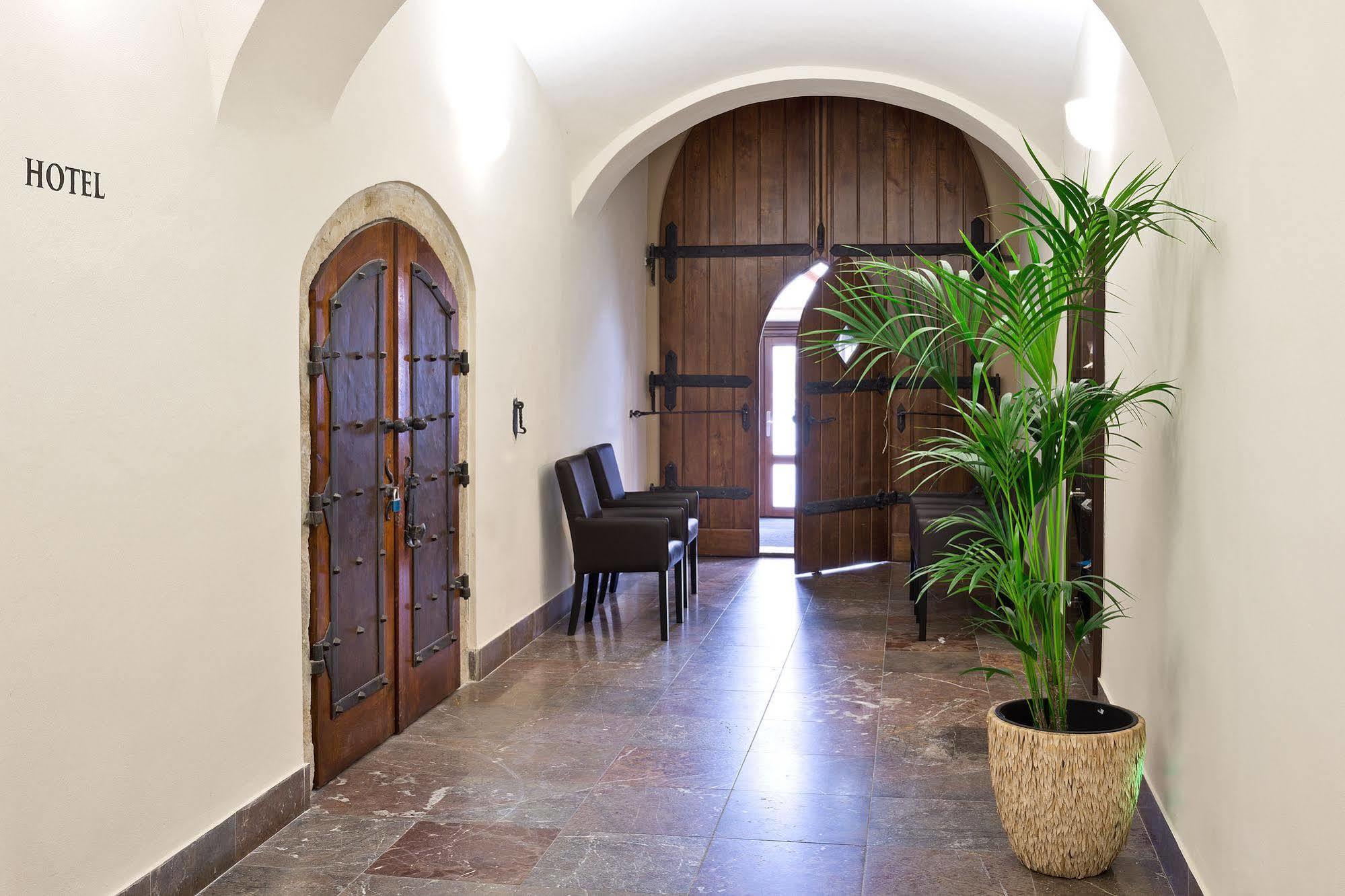Hotel U Hada Zatec المظهر الخارجي الصورة